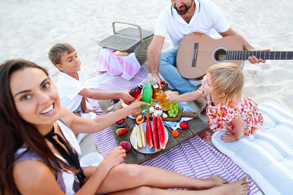 Dall Alto Felice Sana Giovane Famiglia Con Bambini Piccoli Tifo — Foto Stock