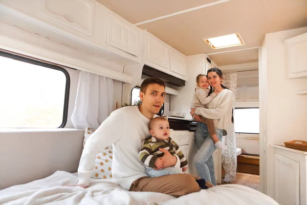 Portrait Famille Souriante Heureuse Avec Des Enfants Dans Maison Sur — Photo