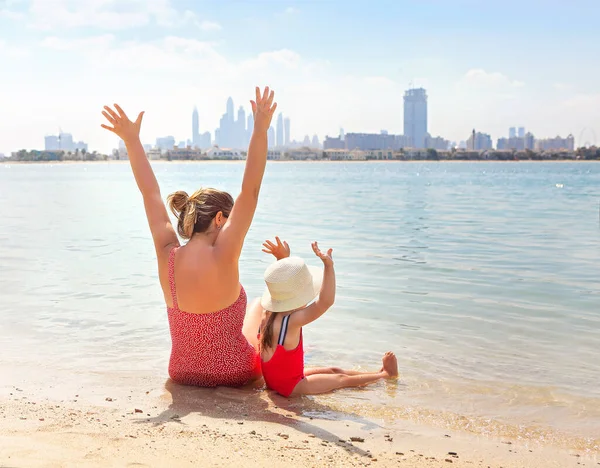 Šťastná Rodina Pláži Matka Objímající Dcerušku — Stock fotografie