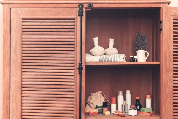 浴室の棚の浴室の付属品 レトロな木製の食器棚の化粧品 — ストック写真