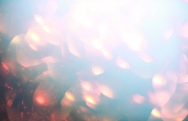 Pembe ve mavi renklerle parlayan parlak ışık noktalarının soyut arkaplanı