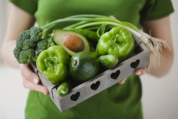 Alto Ângulo Fêmea Anônima Shirt Verde Mostrando Recipiente Com Legumes — Fotografia de Stock