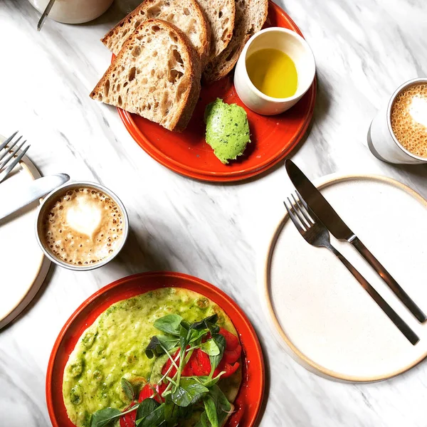 Vista Superior Merienda Verde Servida Tazón Plato Ensalada Con Taza —  Fotos de Stock