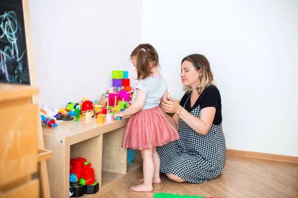 Seitenansicht Des Netten Kleinen Mädchens Und Der Frau Die Tisch — Stockfoto