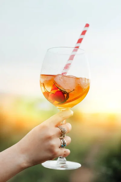 Anónimo Femenino Llevando Copa Cóctel Alcohol Con Cerezas Paja Rayada —  Fotos de Stock