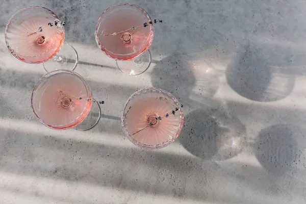 Ποτήρια Κρύα Ροζ Σαμπάνια Άνθη Λεβάντας Τοποθετημένα Στο Τραπέζι — Φωτογραφία Αρχείου