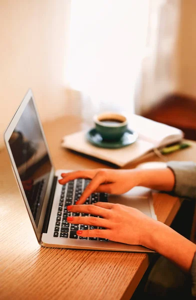 Anonyme Freiberuflerin Tippt Auf Laptop Während Sie Von Hause Aus — Stockfoto