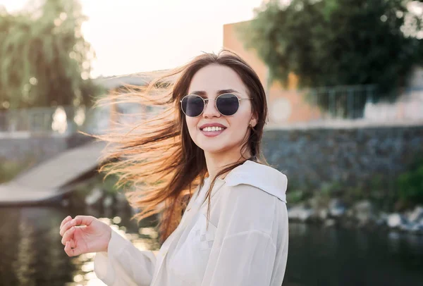 Boční Pohled Bezstarostné Feny Letícími Vlasy Stojící Ulici Při Západu — Stock fotografie