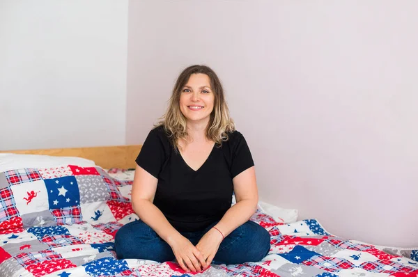 Delighted Middelbare Leeftijd Vrouw Huishoudelijke Slijtage Gezellig Bed Slaapkamer Met — Stockfoto