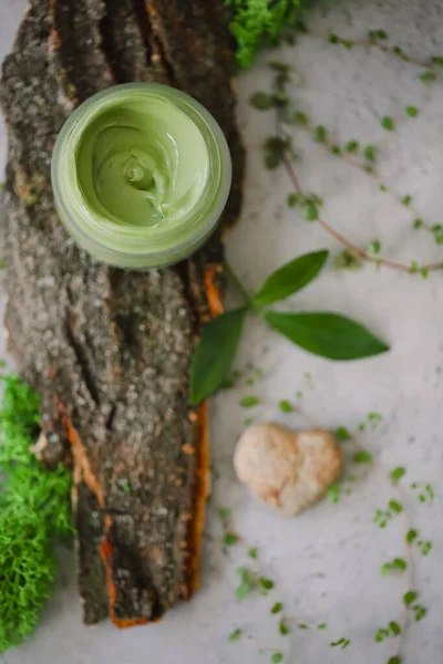 Ovanifrån Naturlig Grön Lera Mask Glasburk Arrangeras Bordet Med Färska — Stockfoto