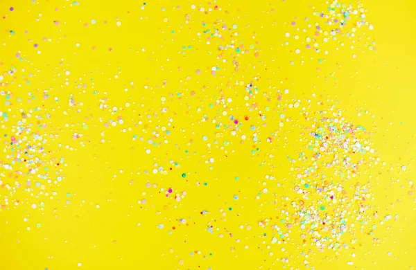 Vista Superior Confeti Multicolor Dispersos Sobre Fondo Amarillo Durante Fiesta — Foto de Stock