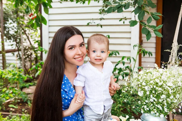 Mujer Contenta Con Lindo Niño Pequeño Relajándose Jardín Mientras Pasa —  Fotos de Stock