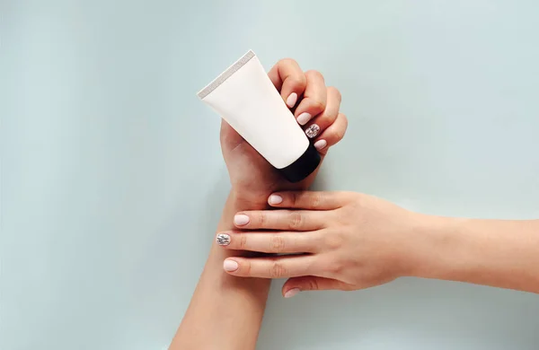 Visão Superior Fêmea Anônima Com Mãos Cuidadas Demonstrando Tubo Branco — Fotografia de Stock