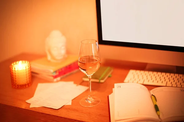 Ποτήρι Του Κρασιού Που Τοποθετείται Στο Τραπέζι Κοντά Στο Σημειωματάριο — Φωτογραφία Αρχείου