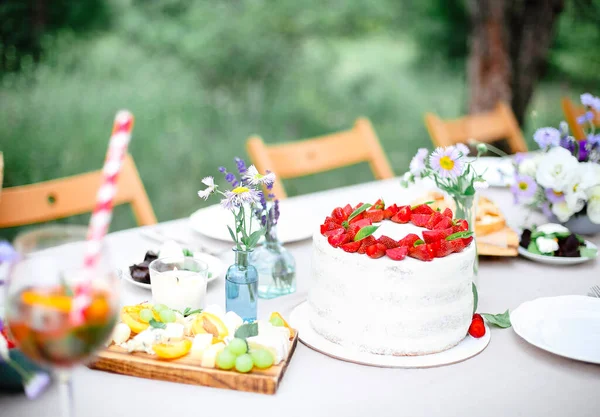 Bolo Saboroso Com Bagas Colocadas Mesa Banquete Perto Flores Louça — Fotografia de Stock