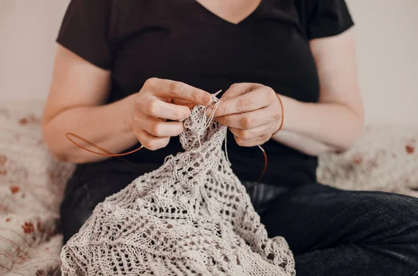 Αγνώριστη Crop Craftswoman Δημιουργώντας Χειροποίητα Πλεκτά Ενώ Κάθεται Στον Καναπέ — Φωτογραφία Αρχείου