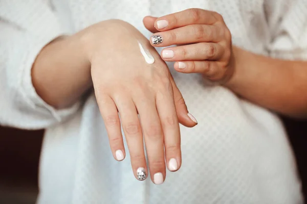 Unerkennbare Weibliche Schmiercreme Auf Sauberen Händen Bei Der Häuslichen Hautpflege — Stockfoto