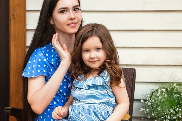 Mooie Vrouw Met Schattig Klein Kind Ontspannen Tuin Terwijl Het — Stockfoto