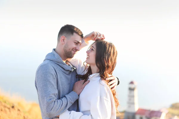 Casal Romântico Vestido Com Camisolas Aconchegantes Juntos Perto Farol Pôr — Fotografia de Stock