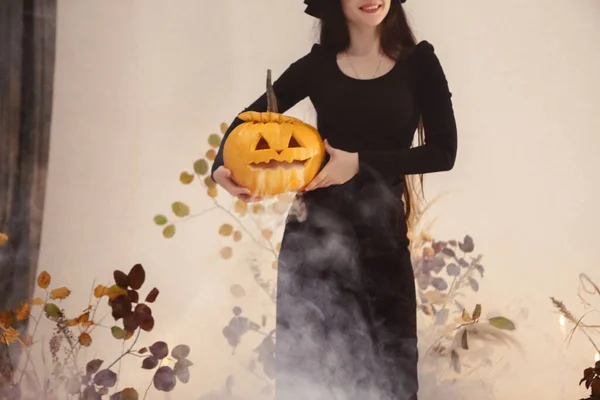 Mladá Brunetka Sobě Černé Šaty Čarodějnice Klobouk Halloween — Stock fotografie