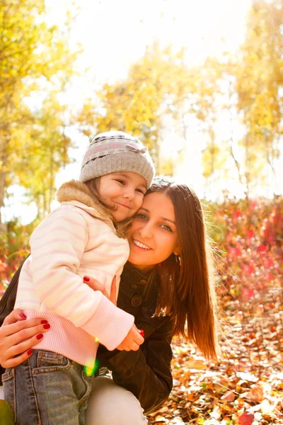 Mulher Alegre Sorrindo Abraçando Menina Encantada Enquanto Passam Tempo Parque — Fotografia de Stock