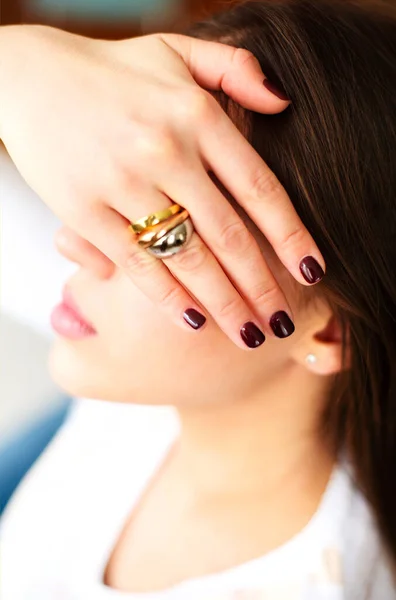 Mujer Joven Feliz Con Manicura Borgoña Cubriendo Cara Cerca — Foto de Stock