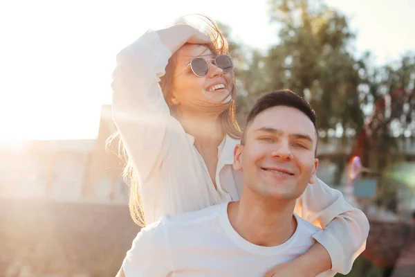 Sorridente Fidanzato Piggybacking Fidanzata Felice Mentre Gode Fine Settimana Insieme — Foto Stock