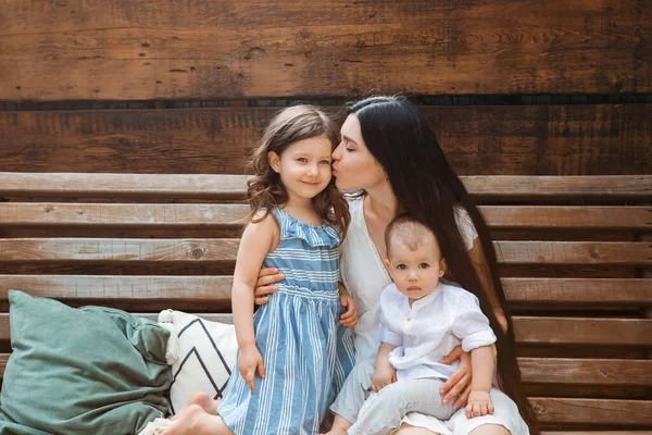 Jeune Mère Ravie Assise Dans Fauteuil Avec Adorables Petits Frères — Photo