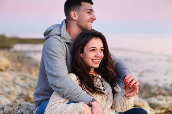 Jeune Couple Amoureux Bord Mer Rocheuse Soleil — Photo