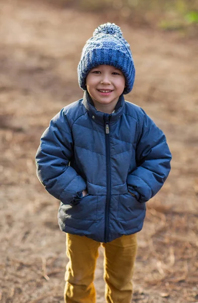 Malý Roztomilý Chlapec Modré Teplé Bundě Pletený Klobouk Úsměvem Proti — Stock fotografie