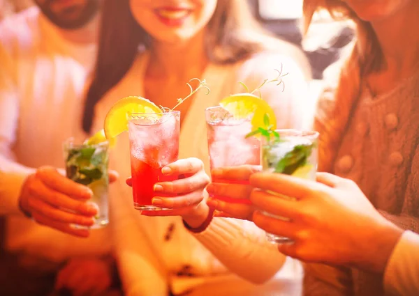 Νεαροί Άνδρες Και Γυναίκες Πίνουν Κοκτέιλ Στο Πάρτι — Φωτογραφία Αρχείου