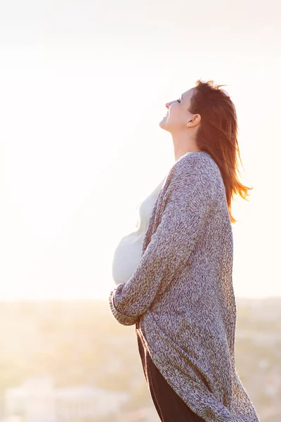Jong Gelukkig Zwanger Vrouw Outdoor Herfst Dag Stad Achtergrond Zonsondergang — Stockfoto