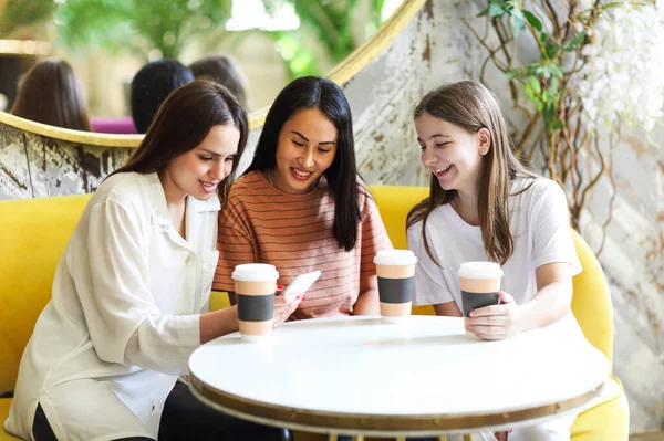 Multiethnic Young Women Sitting Table Drinking Hot Beverage While Resting — Stock Photo, Image