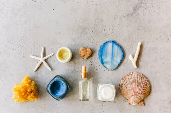 Bovenaanzicht Van Diverse Cosmetische Producten Potten Tafel Met Schelpen Minerale — Stockfoto