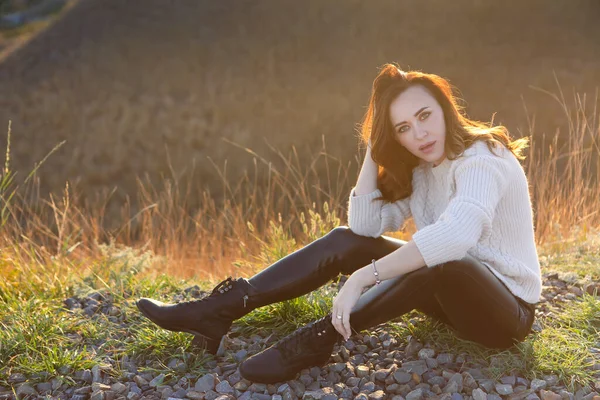 Mladá Brunetka Žena Sedí Vysoké Trávě Při Západu Slunce — Stock fotografie