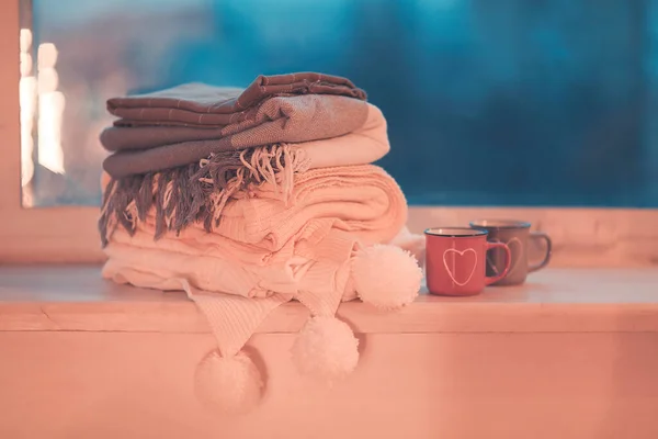 Stapel Gebreide Plaids Met Grijze Roze Mokken Gezellig Raam — Stockfoto