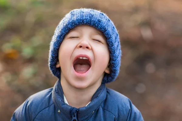 Klein Schattig Jongetje Blauw Warm Jasje Gebreide Muts Glimlachend Tegen — Stockfoto