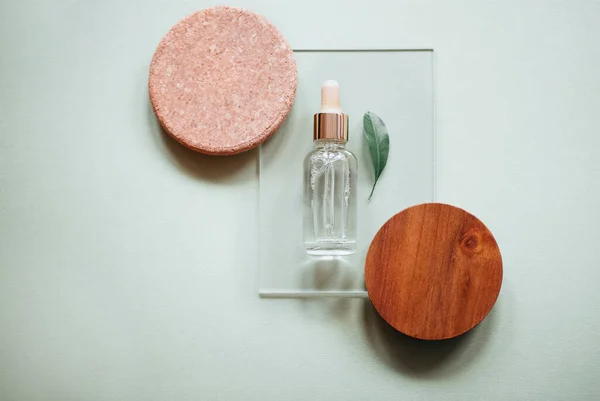 Top View Bottle Essential Oil Placed Wooden Circles Fresh Leaf — Stock Photo, Image