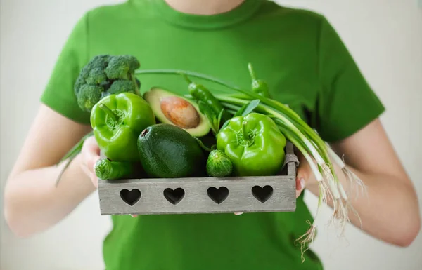 Nagy Szögben Névtelen Zöld Pólóban Mutatja Tartály Érett Egészséges Zöldségek — Stock Fotó