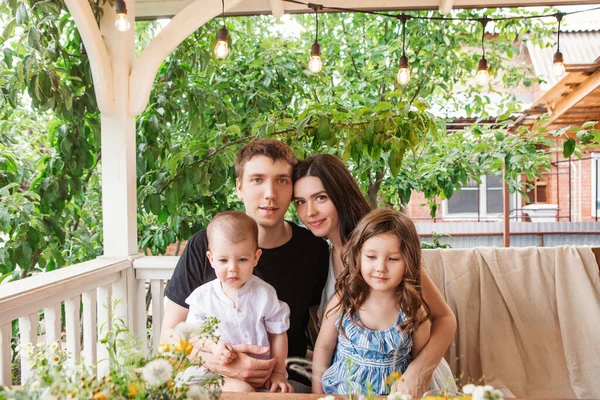 Família Amorosa Com Crianças Sentadas Mesa Com Deliciosas Sobremesas Flores — Fotografia de Stock