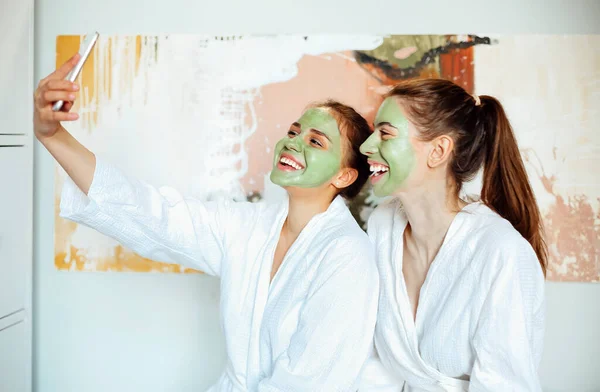 Compañía Amigas Encantadas Batas Baño Con Parches Para Los Ojos — Foto de Stock