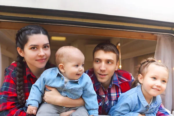 Retrato Família Feliz Sorridente Com Crianças Casa Rodas Interior — Fotografia de Stock