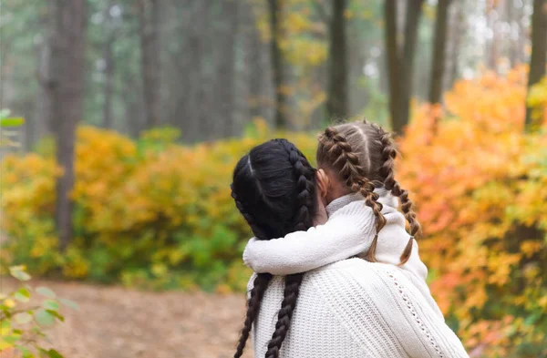 Mutter Und Tochter Spielen Herbstpark Eltern Und Kind Gehen Einem — Stockfoto