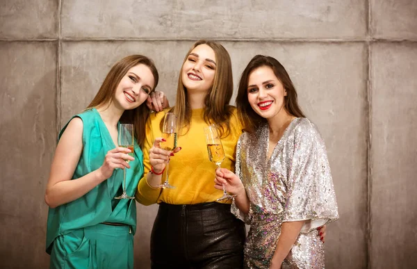 Amigos Femininos Batendo Copos Vinho Enquanto Divertindo Durante Festa Luxo — Fotografia de Stock