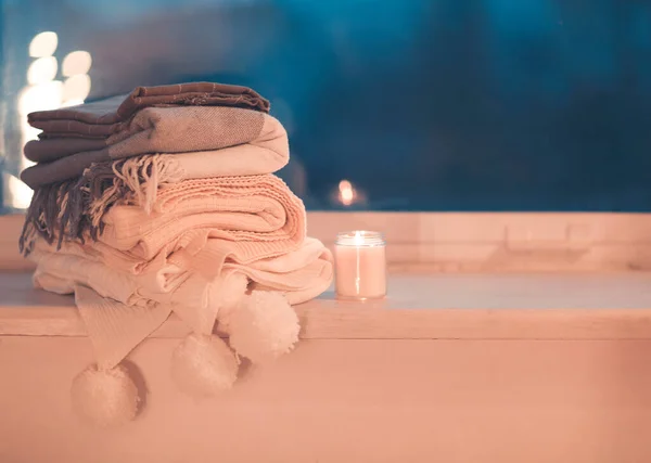 Stapel Strickkleider Mit Grauem Becher Und Brennender Kerze Gemütlichen Fenster — Stockfoto