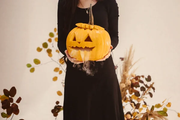 Junge Brünette Trägt Schwarzes Kleid Mit Hexenhut Und Raucht Halloween — Stockfoto