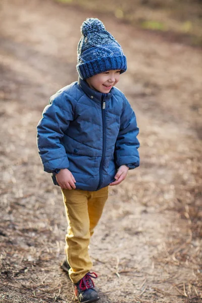 Klein Schattig Jongetje Blauw Warm Jasje Gebreide Muts Glimlachend Tegen — Stockfoto