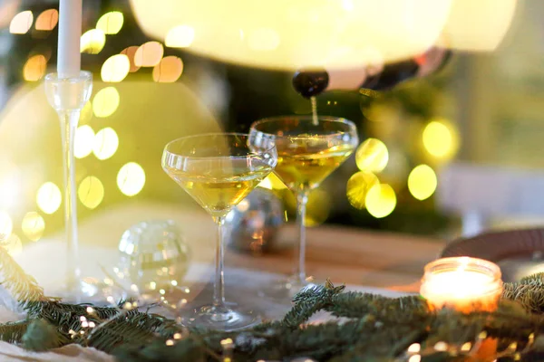 Onherkenbare Vrouw Vullen Wijnglas Met Champagne Terwijl Staan Buurt Banket — Stockfoto