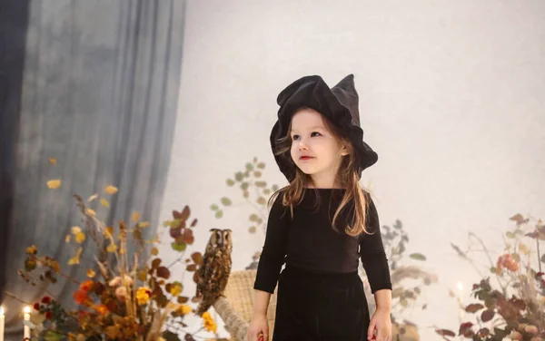 Маленькая Милая Девочка Длинными Волосами Стоящая Сцене Черном Платье Шляпе — стоковое фото
