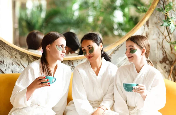 Grupo Mujeres Amigables Batas Blancas Parches Para Los Ojos Sentados — Foto de Stock